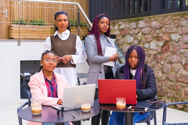 Imprenditrici giovani e alternative di etnia nera. In una riunione di lavoro di squadra, in una caffetteria