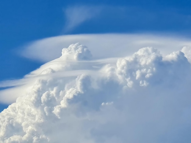 Impresionante nube cúmulo blanca sobre cielo azzurro