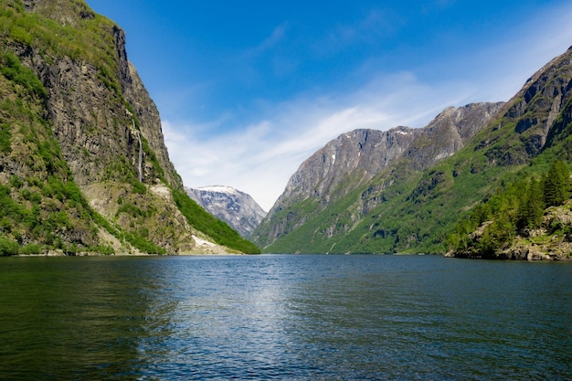 Impressionante fiordo tra montagne con cascate e tutto verde a Gudvangen in Norvegia