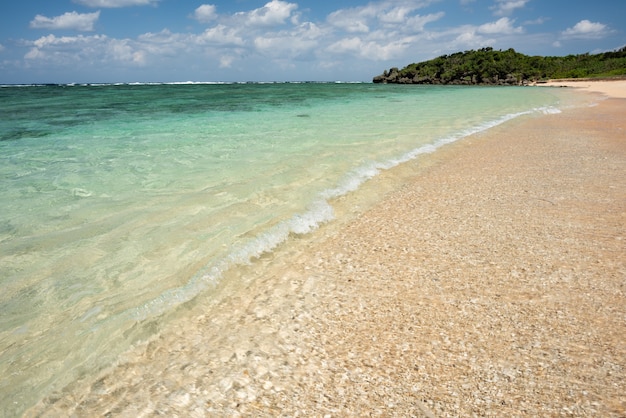 Impressionante mare verde smeraldo traslucido sopra le sabbie coralline. Isola di Iriomote.