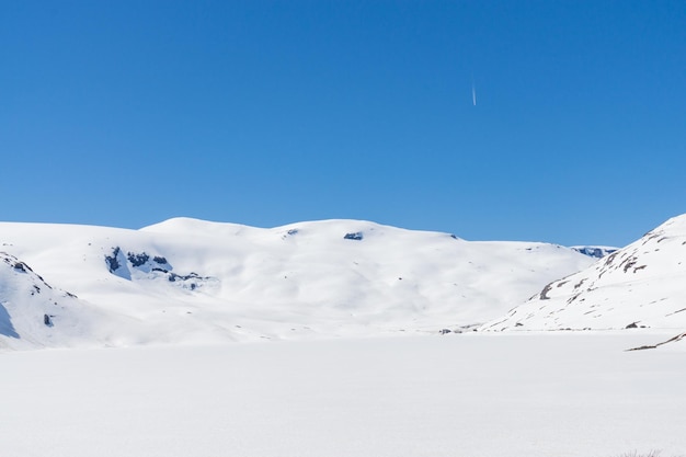 Impressionante paesaggio innevato di un lago e delle sue montagne Norvegia