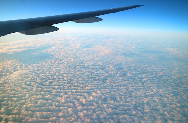 Impressionante vista dell&#39;ala di un aeroplano che vola sopra le nuvole