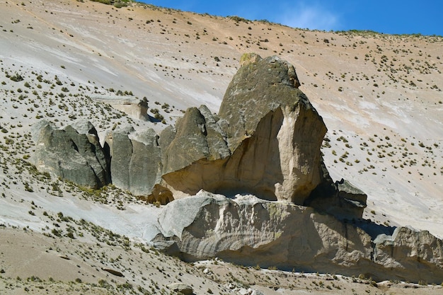 Impressionanti formazioni rocciose nella riserva nazionale Salinas y Aguada Blanca nella regione di Arequipa in Perù