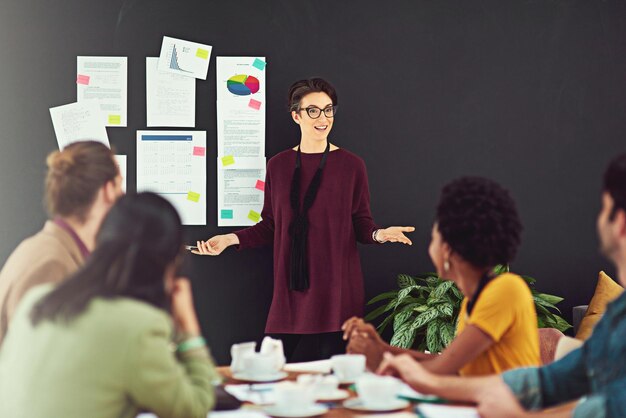 Impressionare il team con le sue idee Scatto ritagliato di una giovane creativa che fa una presentazione ai suoi colleghi in un ufficio