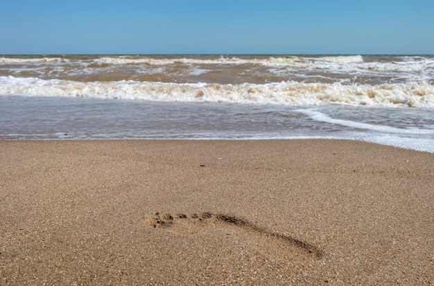 Impronta da un piede nudo sulla costa del mare