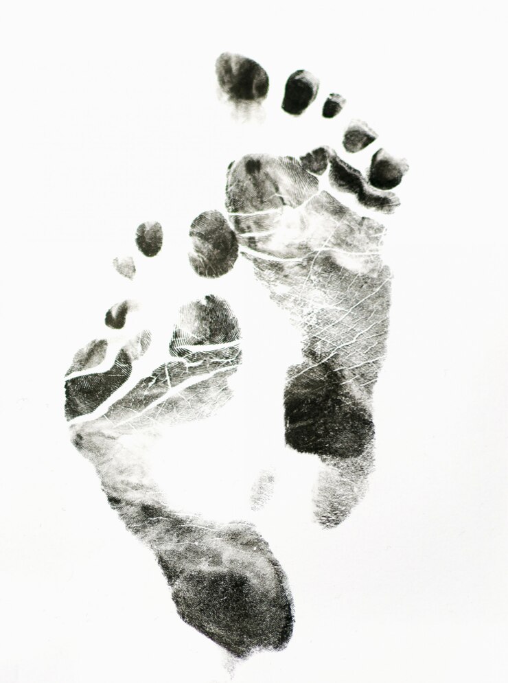 Foto impronta di piedi su sfondo bianco
