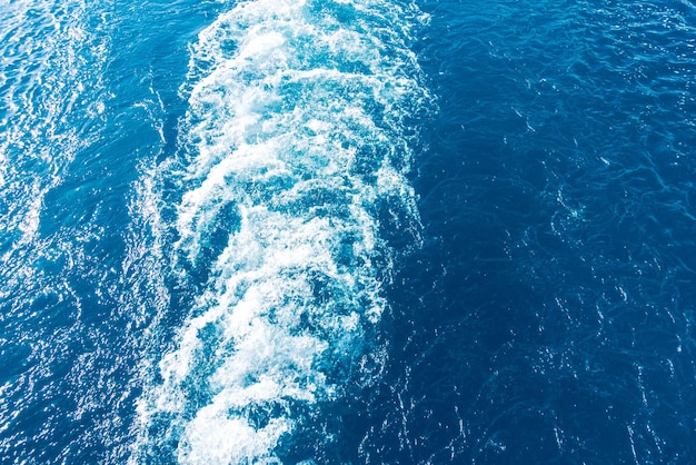 Impronta sull'acqua dalla nave Onda bianca su acqua blu Acqua di mare blu Acqua e cielo