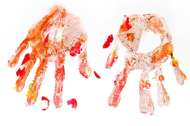 Impronte di mani colorate dipinte a mano da bambini isolati su sfondo bianco