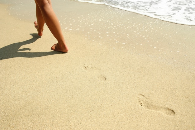 impronte nella sabbia sulla spiaggia