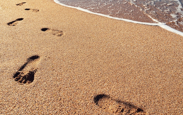 Impronte umane in riva al mare