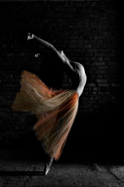 improvvisazione ispirata ed emotiva di una ballerina in un edificio in rovina sullo sfondo di un