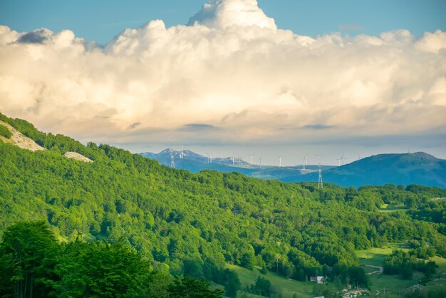 In alta montagna c'è un parco eolico