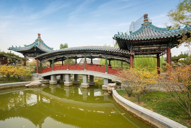 In autunno, edifici antichi e ponti ad arco si trovano nel Parco Yingze, Taiyuan, nella provincia dello Shanxi, in Cina