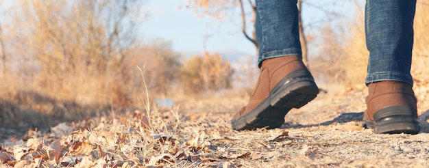 In autunno un uomo cammina sulle foglie