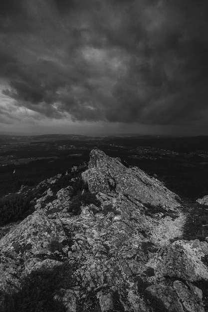 In bianco e nero dalla montagna