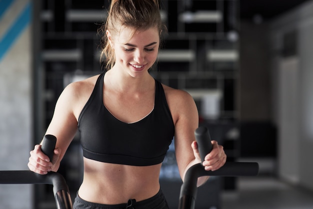 In bicicletta. Foto della splendida donna bionda in palestra durante il fine settimana