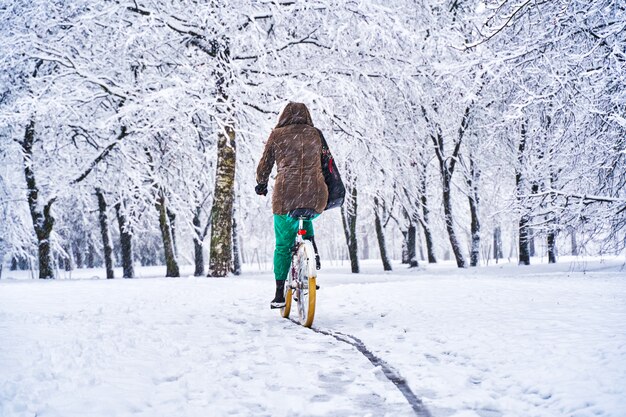 In bicicletta nel parco innevato