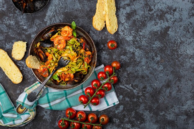 In casa italiana tagliatelle di pasta di pesce con cozze e gamberetti