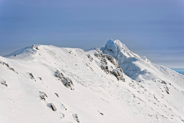 In cima a Kasprowy Wierch a Zakopane nei Tatra in inverno. Zakopane è una città in Polonia nei Monti Tatra. Kasprowy Wierch è una montagna di Zakopane e il comprensorio sciistico più popolare della Polonia