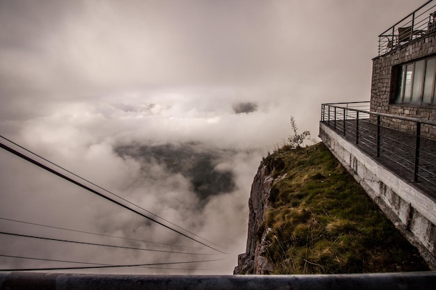 In cima ai Picos de Europa saliti con una funivia