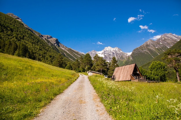 In cima alla vetta del Monte con una vista incredibile sulle Alpi di Sunnmore in Norvegia