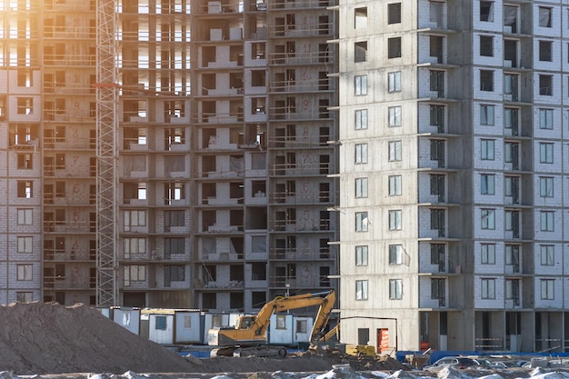 In costruzione condominio ed escavatore immobiliare residenziale sul terreno