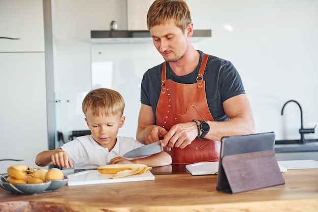 In cucina con il cibo Padre e figlio sono a casa insieme in casa