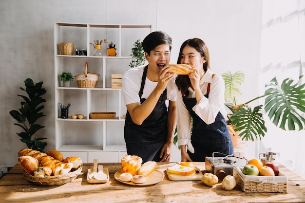 In cucina Coppia perfettamente felice che prepara cibo sano Tanta verdura L'uomo si destreggia con la frutta Fa ridere la sua ragazza Persone adorabili innamorate Divertirsi