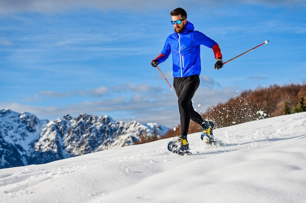 In discesa con le ciaspole un atleta durante un allenamento