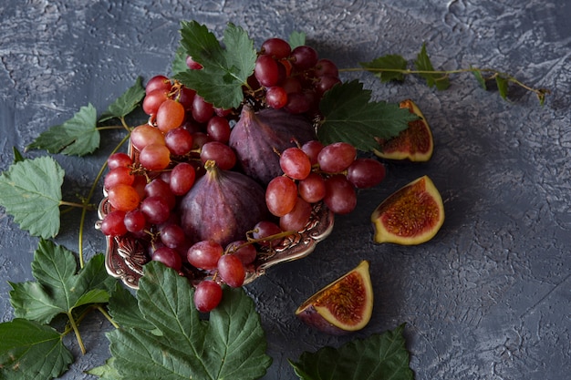 in foglia d&#39;argento uva rossa, fichi e vite tonda