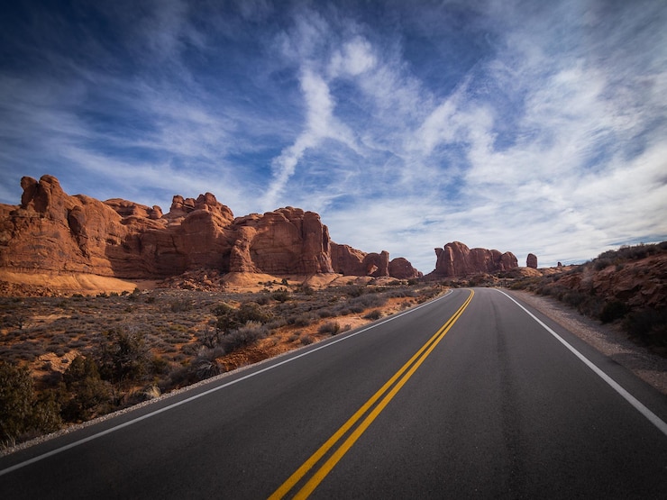 Foto in fondo alla strada nel parco nazionale di arches