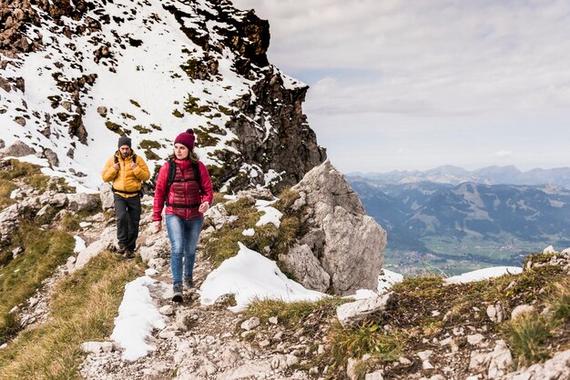 In Germania, in Baviera, Oberstdorf, due escursionisti a piedi nel paesaggio alpino