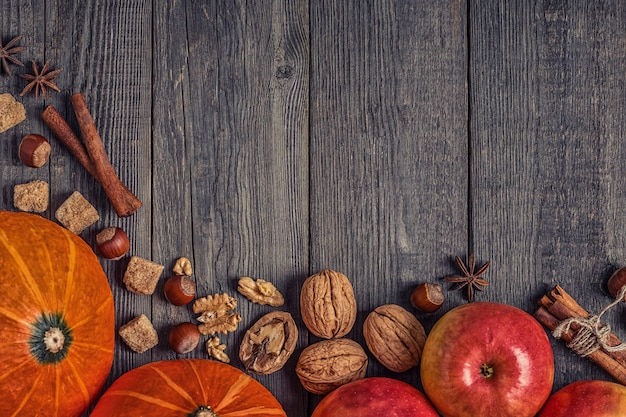 In legno con zucca, mele, noci e spezie.