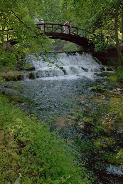 in legno portano su piccola cascata