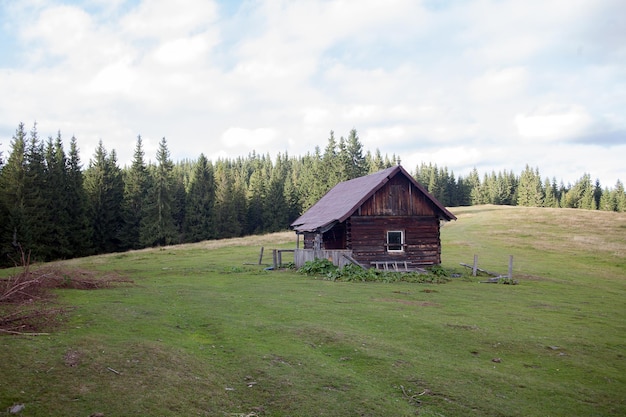 In montagna su un prato verde c'è una casa per turisti.