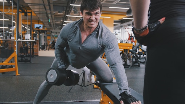 In palestra uomo atleta sollevamento manubri