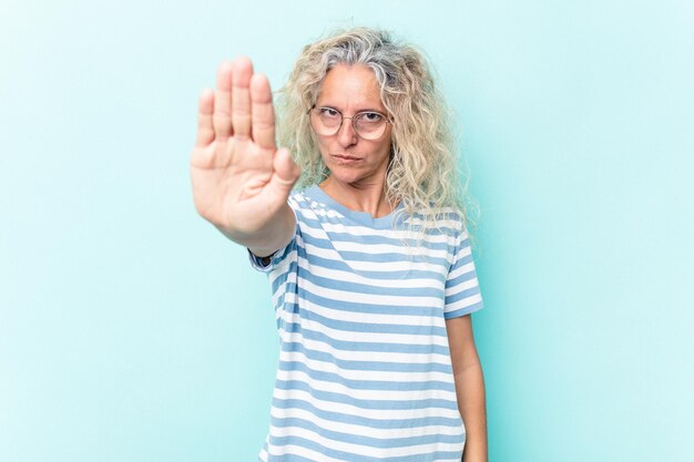 In piedi con la mano tesa che mostra il segnale di stop che ti impedisce