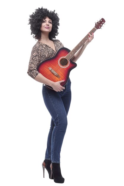 In piena crescita giovane donna alla moda con una chitarra
