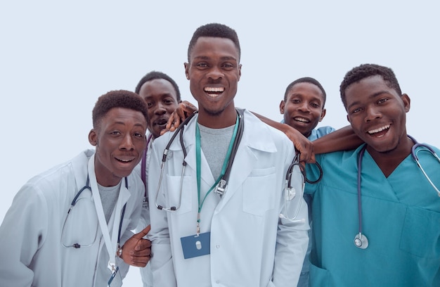 In piena crescita, giovani medici sorridenti in piedi uno per uno