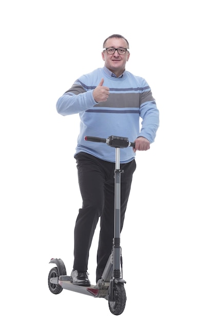 In piena crescita uomo maturo moderno con scooter elettrico