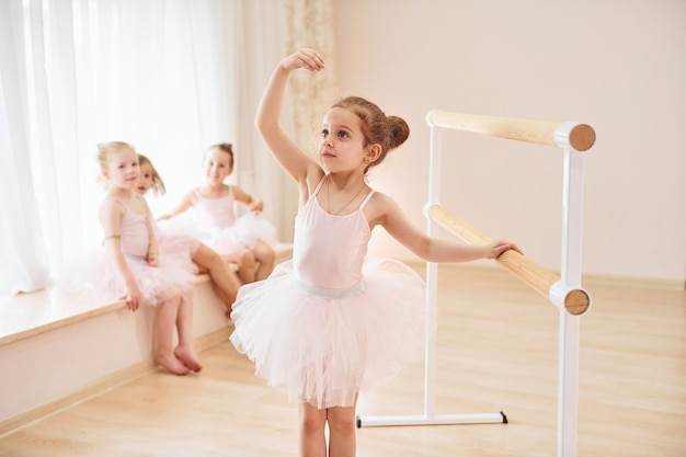 In posa per una macchina fotografica Piccole ballerine che si preparano per la performance