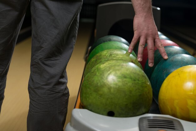 In Possesso Di Palla Contro La Pista Da Bowling