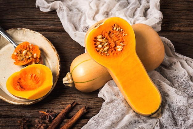 in primo piano zucca matura su una scrivania di legno