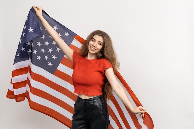 In questa foto il sorriso di una donna incarna la gioia di alzare la bandiera americana simbolo di unità e libertàIl concetto di una nuova patria Gli Stati Uniti sono un paese multiculturale