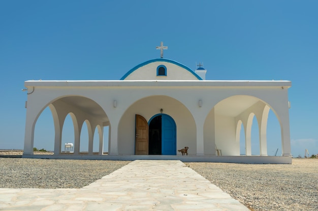 In riva al mare si trova la cappella e la grotta di Ayia Thekla