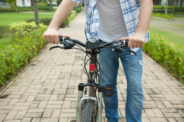 In sella a una bicicletta moderna