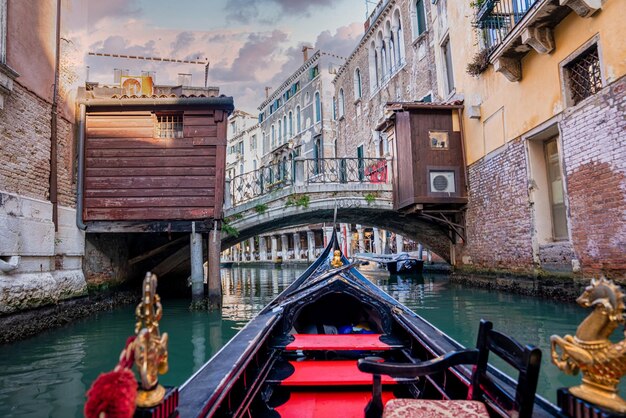 In sella a una tradizionale gondola lungo gli stretti canali di venezia italia