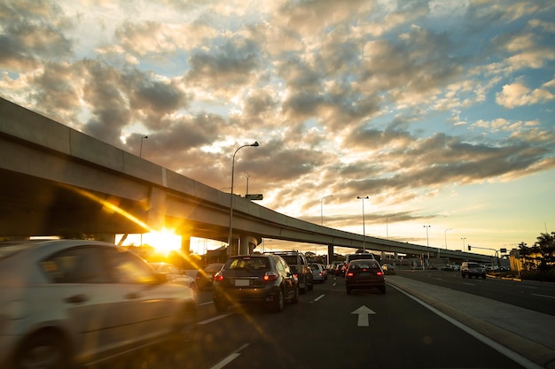 In serata un'autostrada trafficata