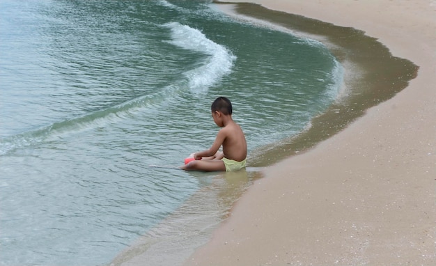 In spiaggia ci sono bambini e turisti in spiaggia in vacanzaxARRegistrato il 10 marzo 2023 a Rayong Thailandia