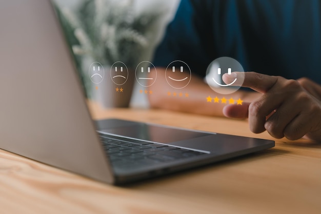 In un'applicazione online per il concetto di sondaggio sul feedback sulla soddisfazione delle recensioni dei clienti, l'utente valuta l'esperienza del servizio